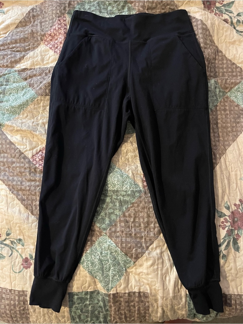Women’s Lululemon Jogger Capris Size 6